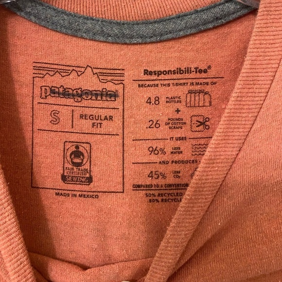 Patagonia Quartz Coral Men's Line Logo Ridge Pocket Responsibili-Tee - Picture 4 of 5